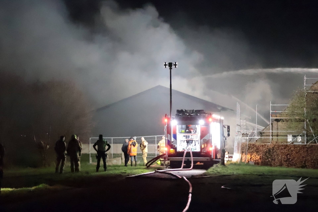 Brandweer bestrijdt grote brand