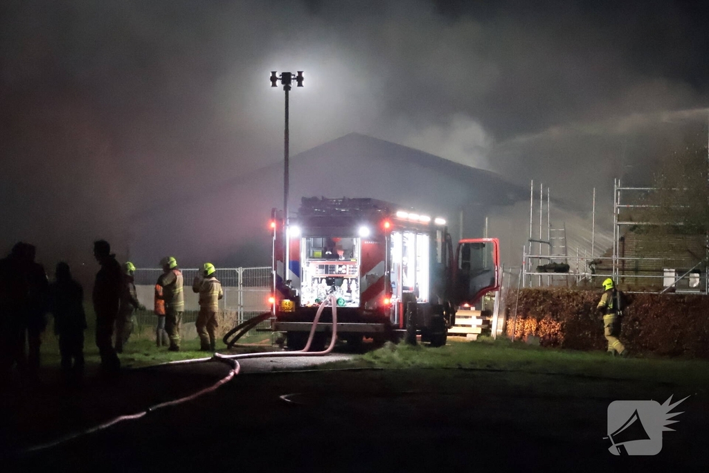 Brandweer bestrijdt grote brand