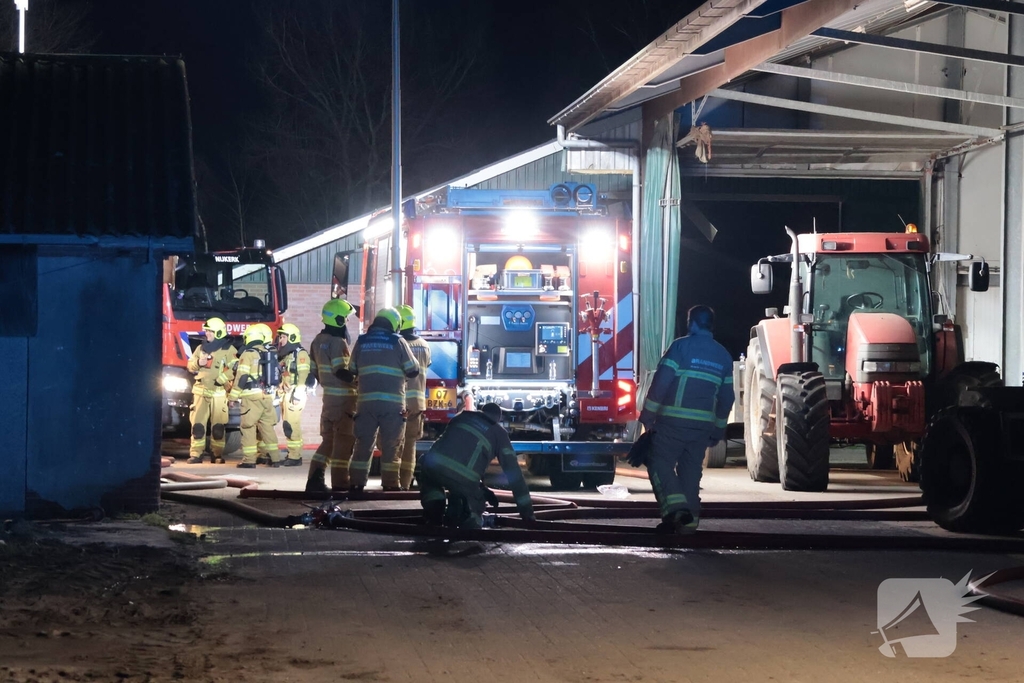 Brandweer bestrijdt grote brand