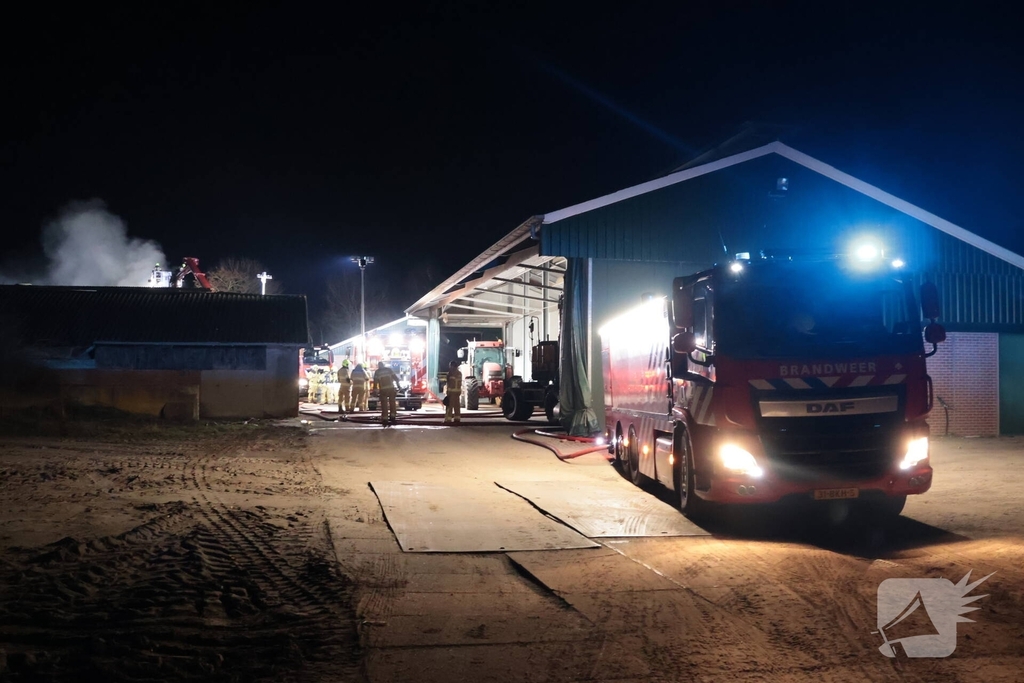 Brandweer bestrijdt grote brand