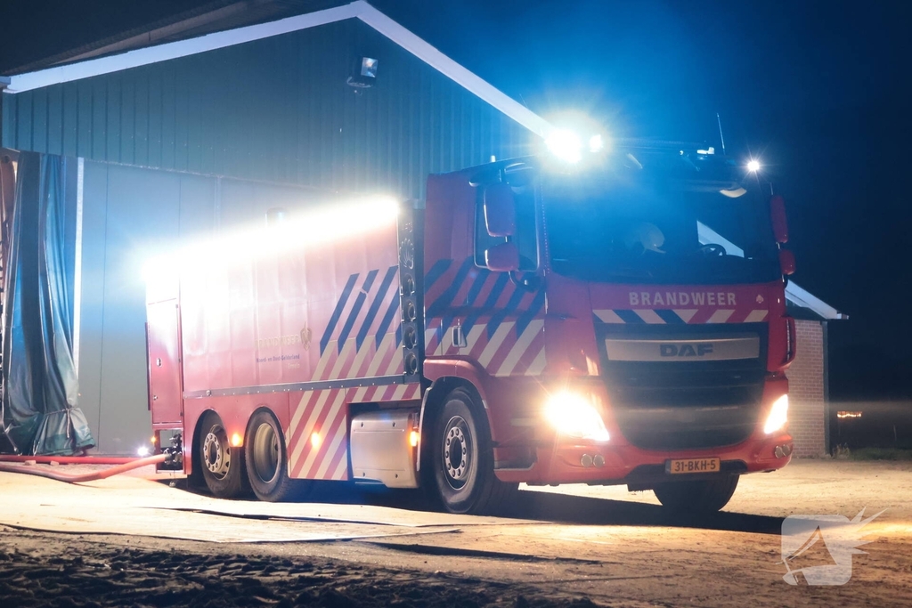 Brandweer bestrijdt grote brand