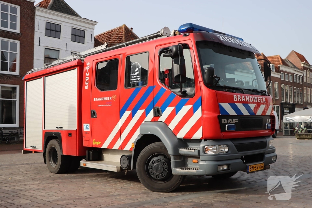 Oudere met hoogwerker uit beautysalon gehaald