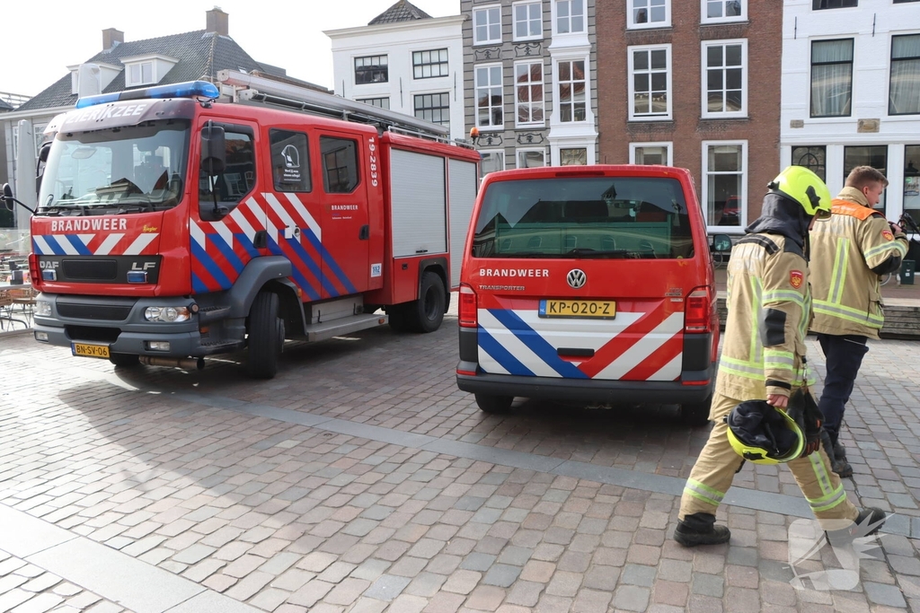 Oudere met hoogwerker uit beautysalon gehaald