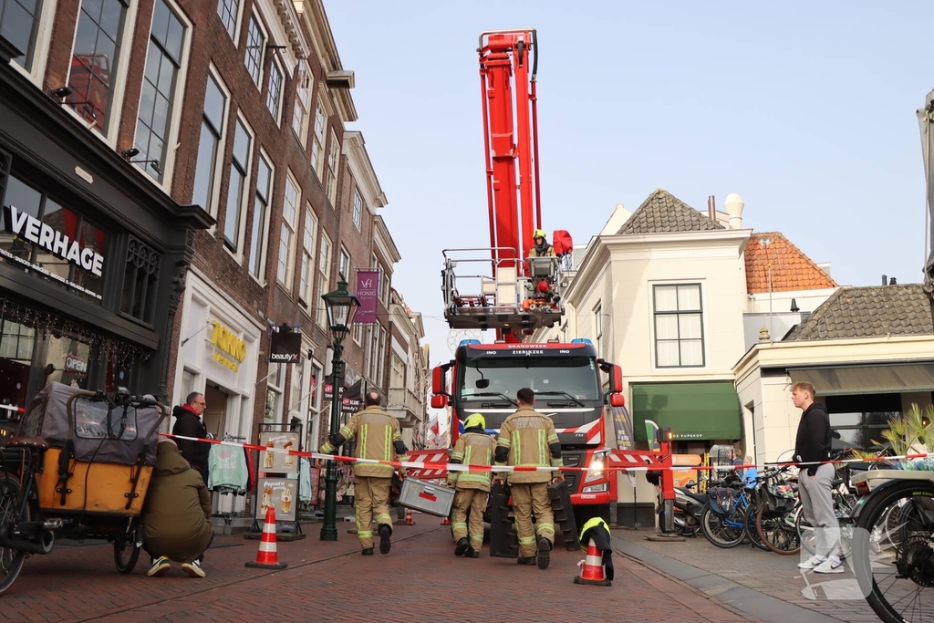 Oudere met hoogwerker uit beautysalon gehaald