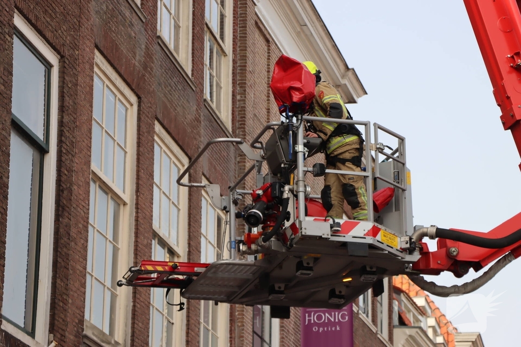 Oudere met hoogwerker uit beautysalon gehaald