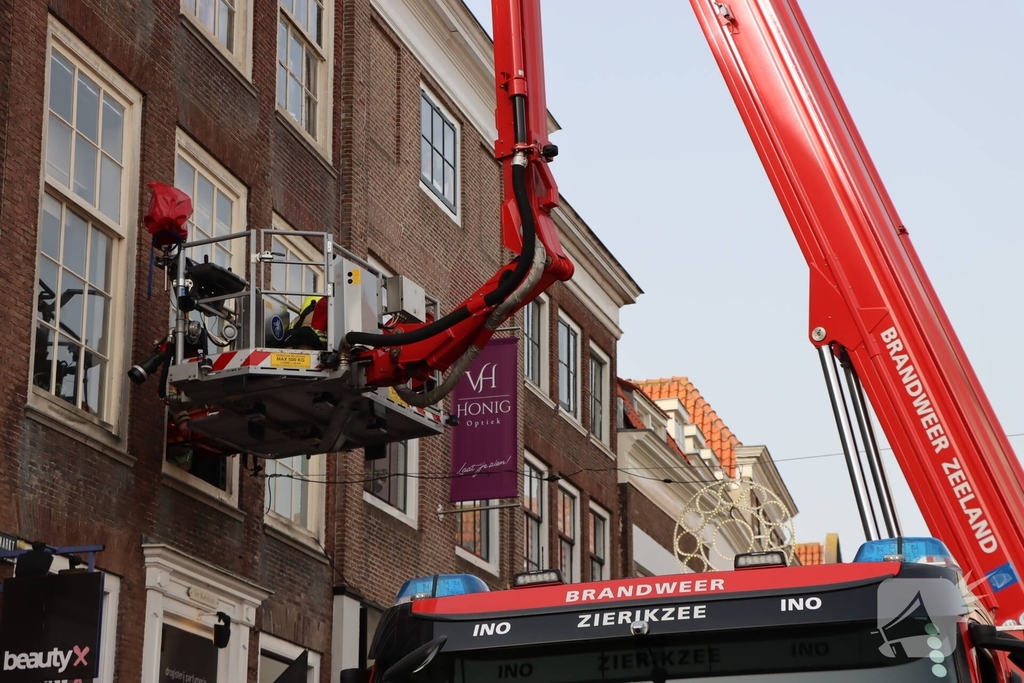 Oudere met hoogwerker uit beautysalon gehaald