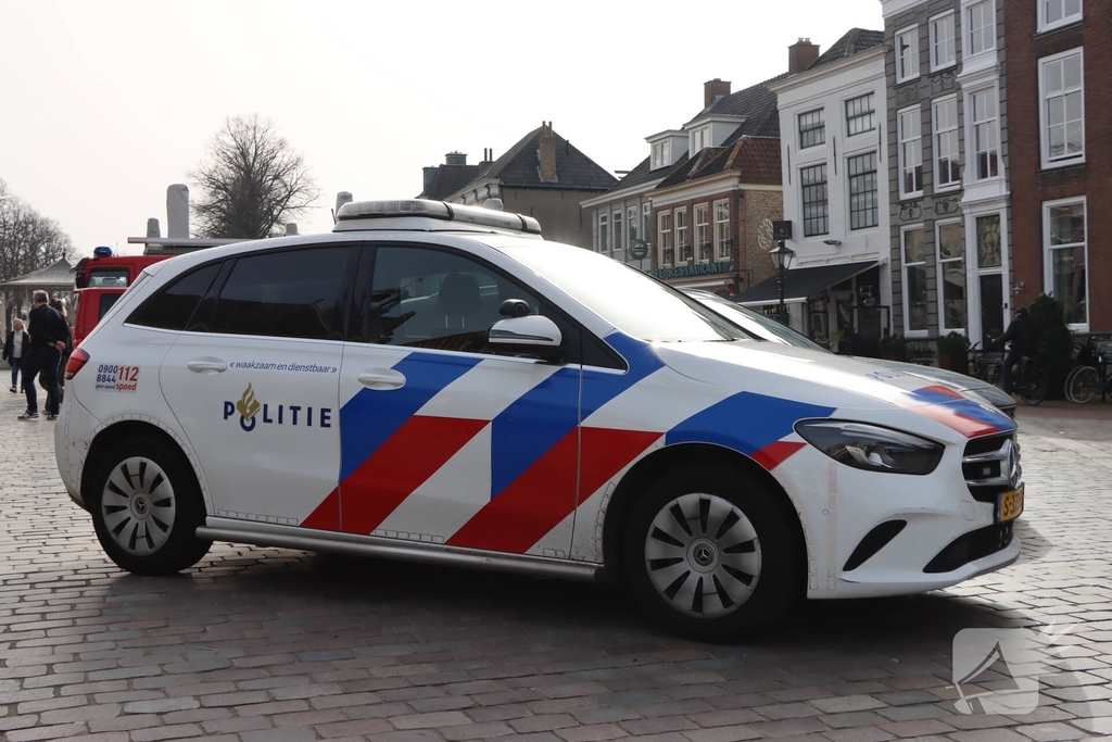 Oudere met hoogwerker uit beautysalon gehaald