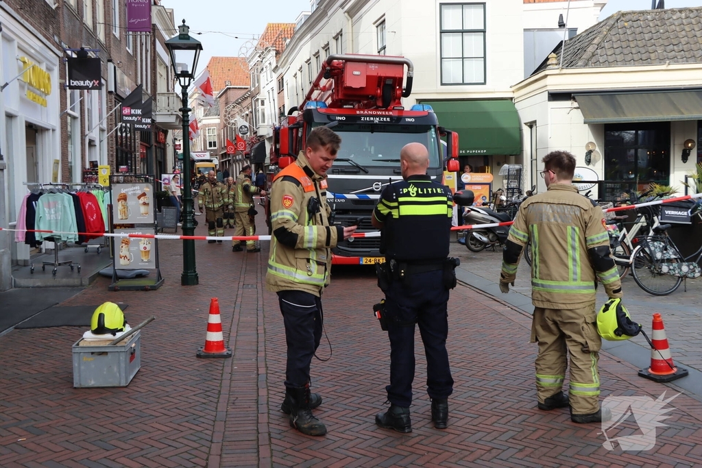 Oudere met hoogwerker uit beautysalon gehaald