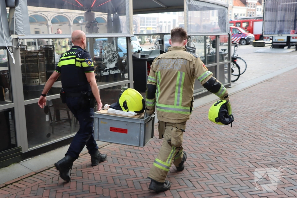 Oudere met hoogwerker uit beautysalon gehaald