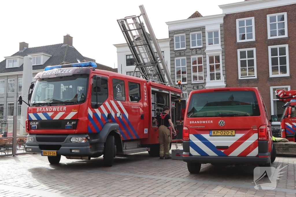 Oudere met hoogwerker uit beautysalon gehaald