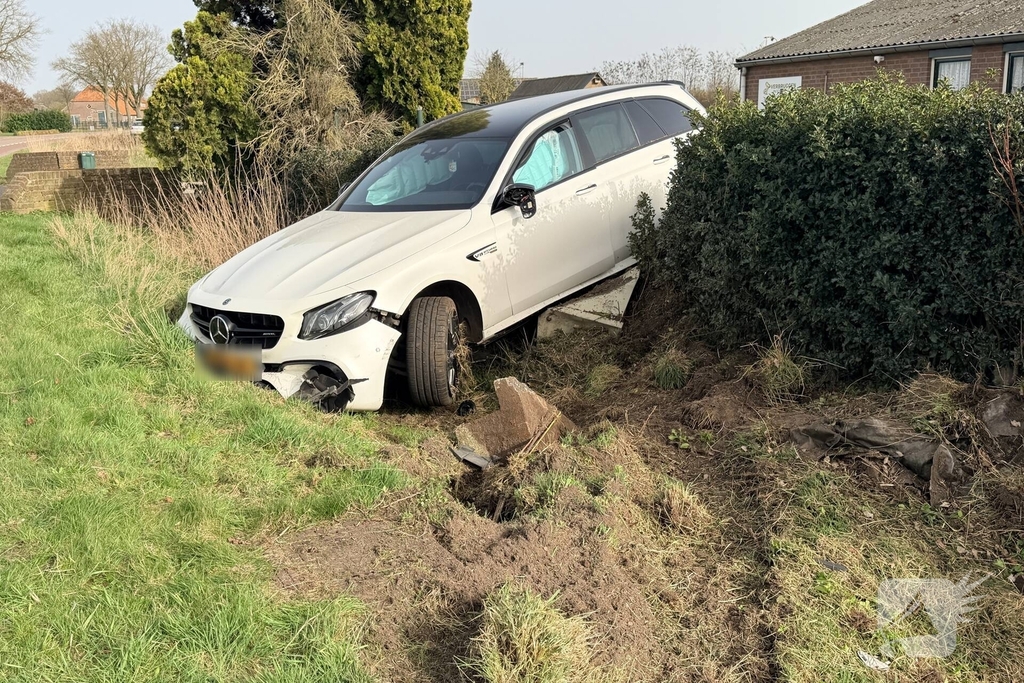 Mercedes AMG belandt in sloot