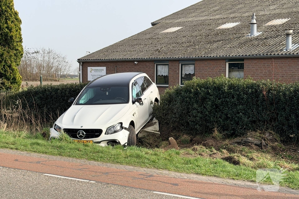 Mercedes AMG belandt in sloot