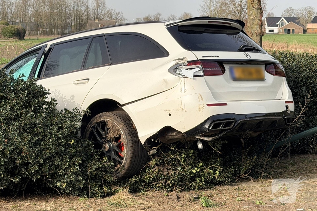 Mercedes AMG belandt in sloot