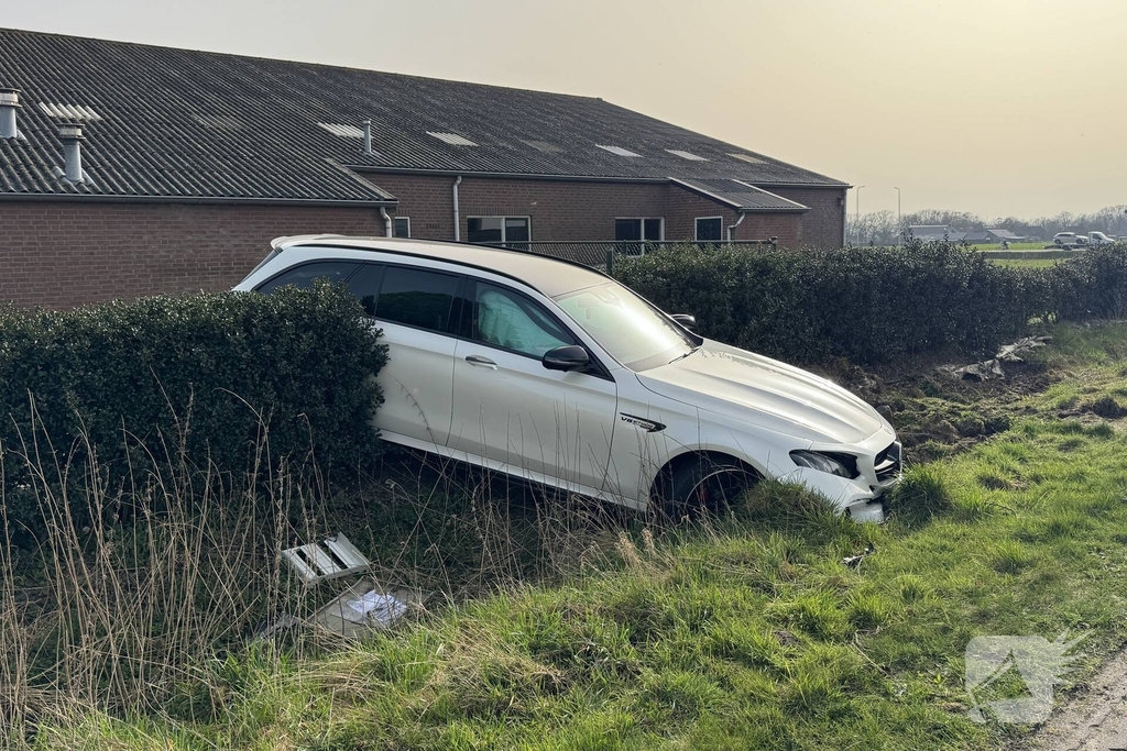 Mercedes AMG belandt in sloot