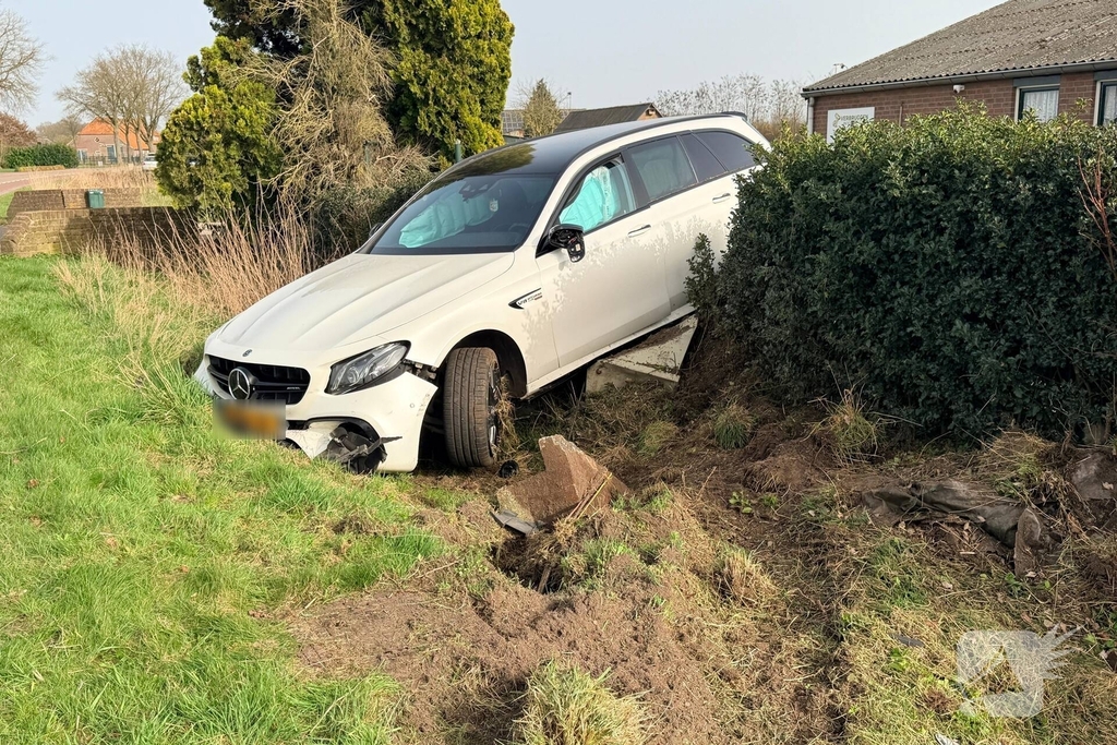 Mercedes AMG belandt in sloot