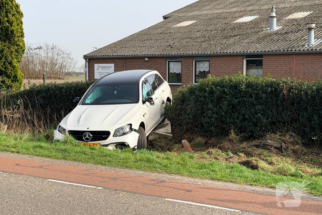 Mercedes AMG belandt in sloot