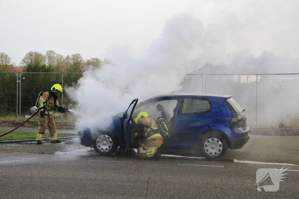 Motorblok van auto in brand tijdens rit