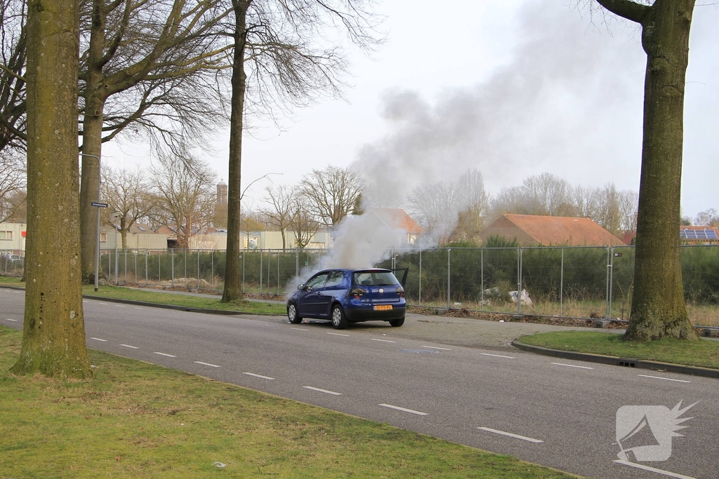 Motorblok van auto in brand tijdens rit