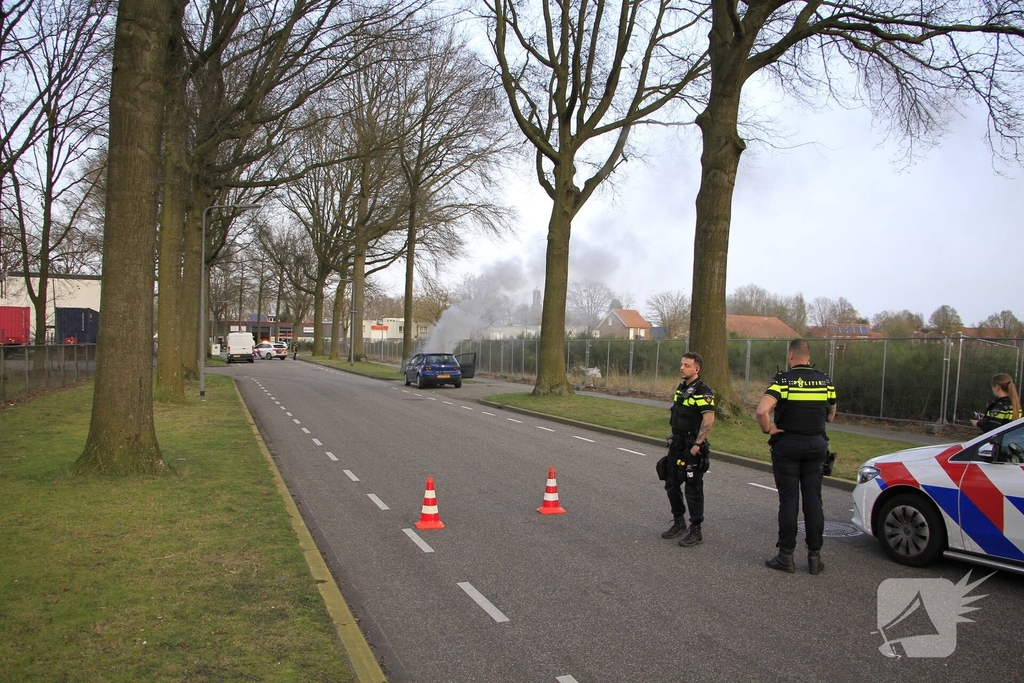 Motorblok van auto in brand tijdens rit