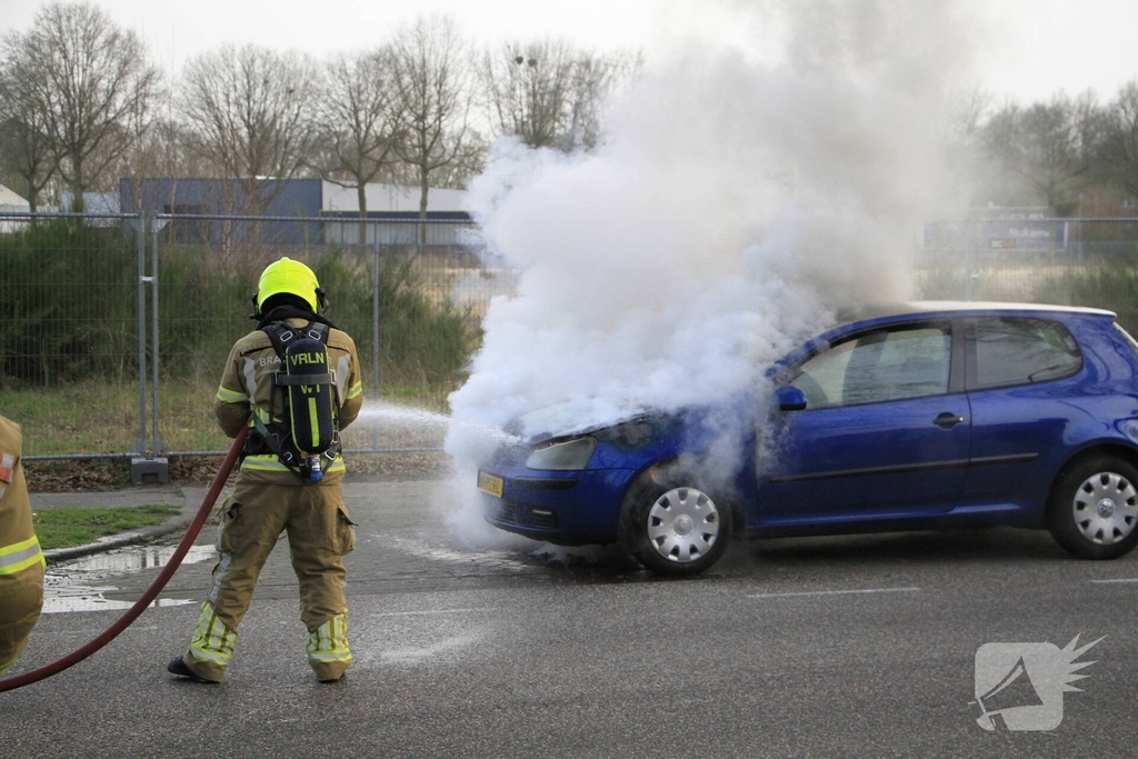 Motorblok van auto in brand tijdens rit