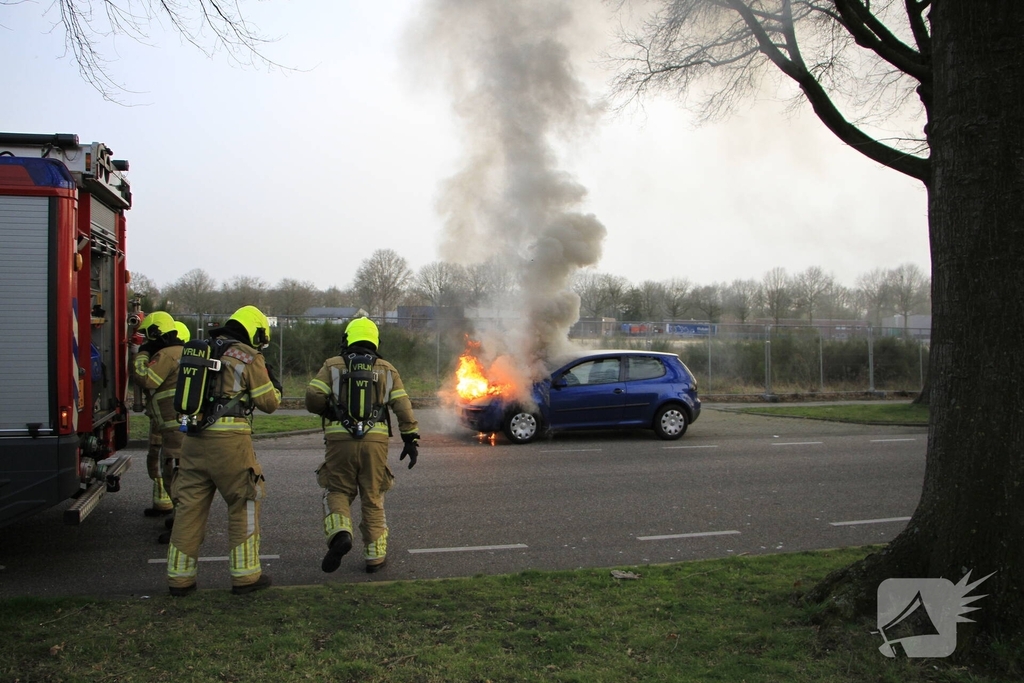 Motorblok van auto in brand tijdens rit