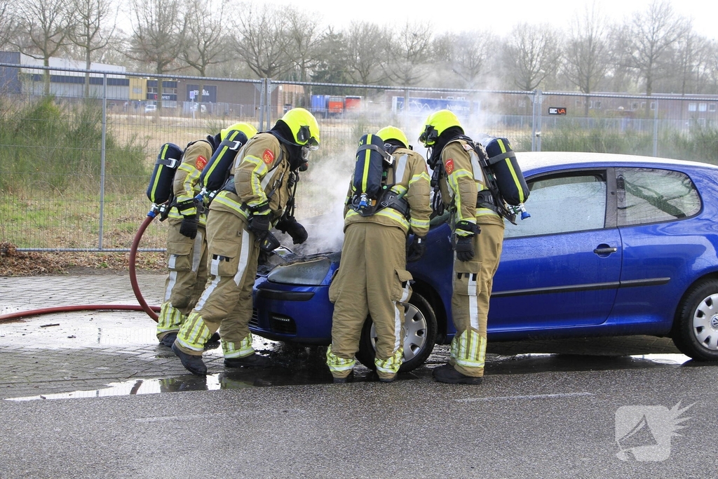 Motorblok van auto in brand tijdens rit