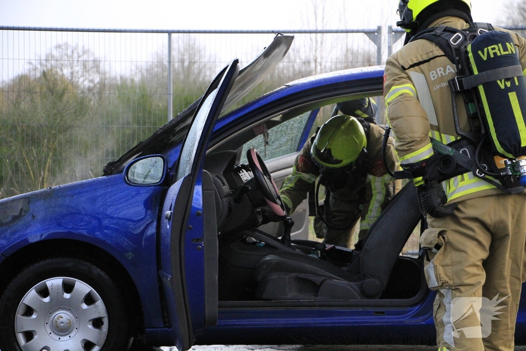 Motorblok van auto in brand tijdens rit