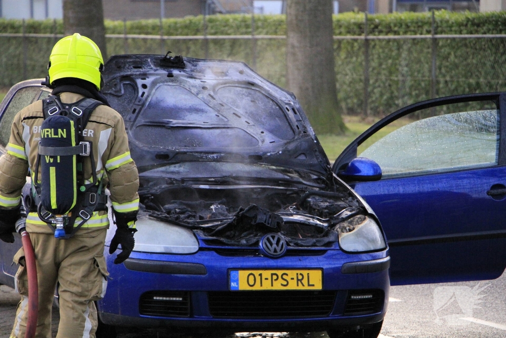 Motorblok van auto in brand tijdens rit