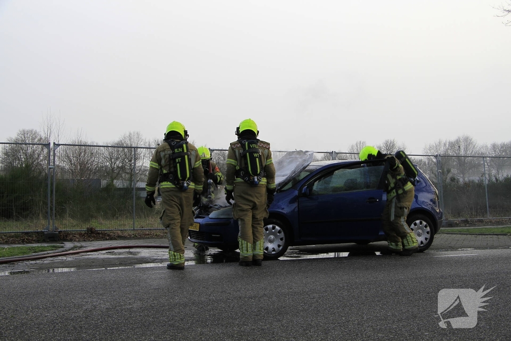 Motorblok van auto in brand tijdens rit