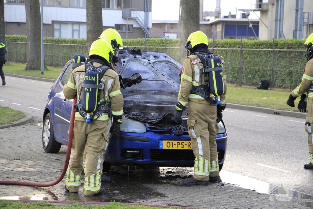 Motorblok van auto in brand tijdens rit