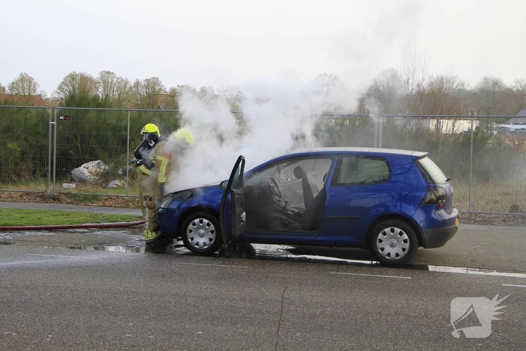 Motorblok van auto in brand tijdens rit