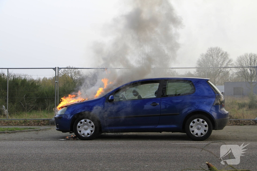 Motorblok van auto in brand tijdens rit