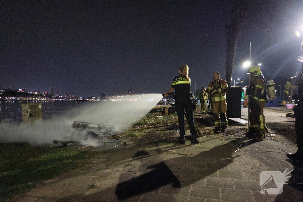 Buitenbrand aan houten pallets veroorzaakt politie- en brandweeractie
