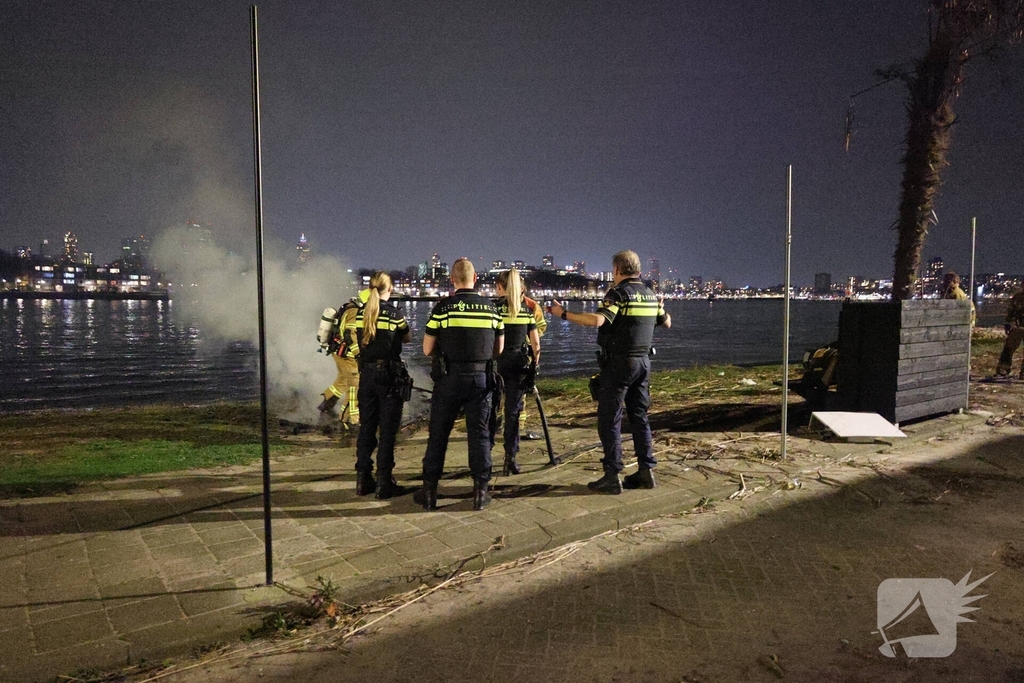 Buitenbrand aan houten pallets veroorzaakt politie- en brandweeractie
