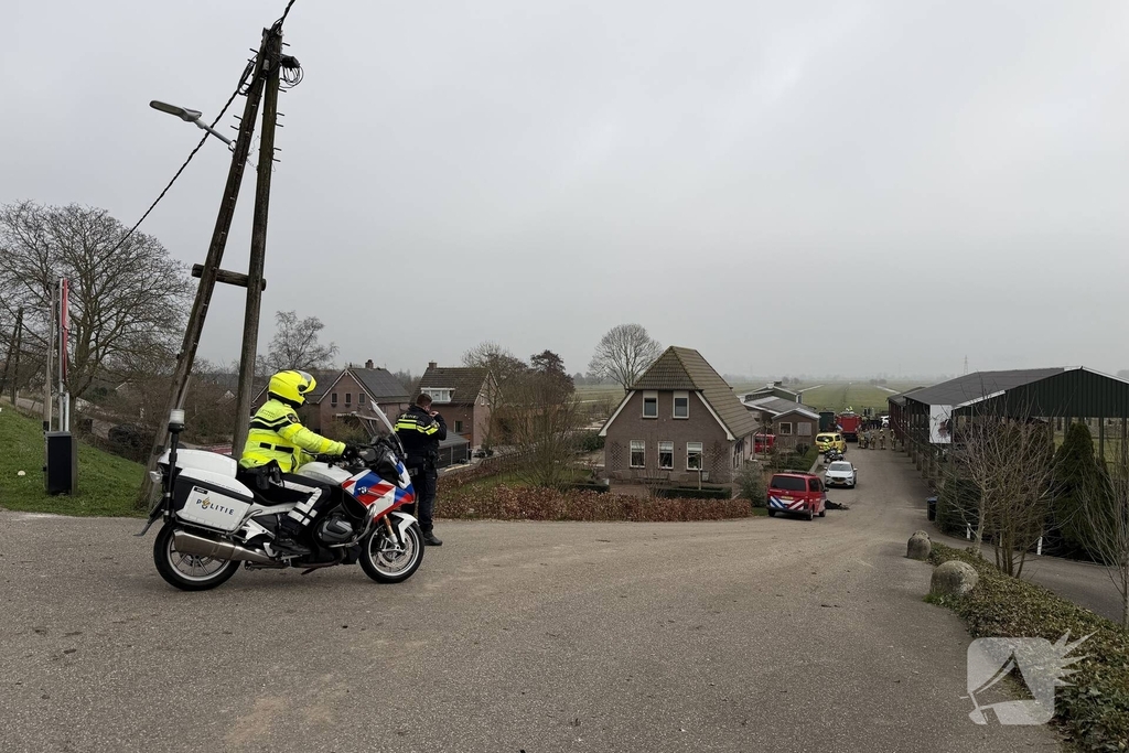 Auto rijdt van dijk en belandt in sloot tijdens achtervolging