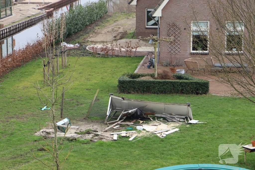 Auto rijdt van dijk en belandt in sloot tijdens achtervolging