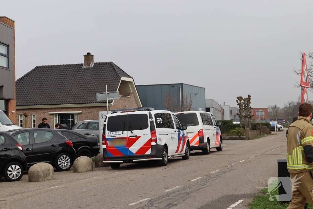 Auto rijdt van dijk en belandt in sloot tijdens achtervolging