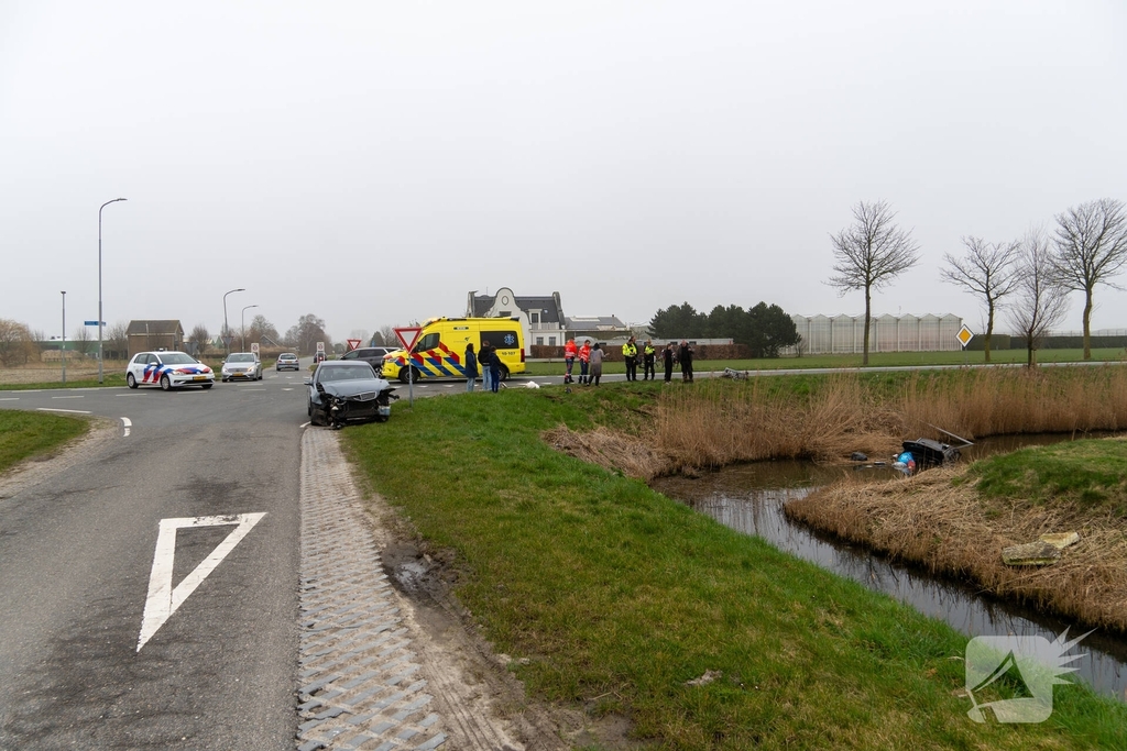 Voertuig te water na aanrijding