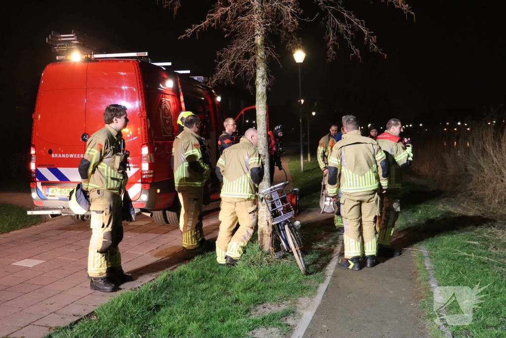 Hulpdiensten controleren slootkant na aantreffen van fiets