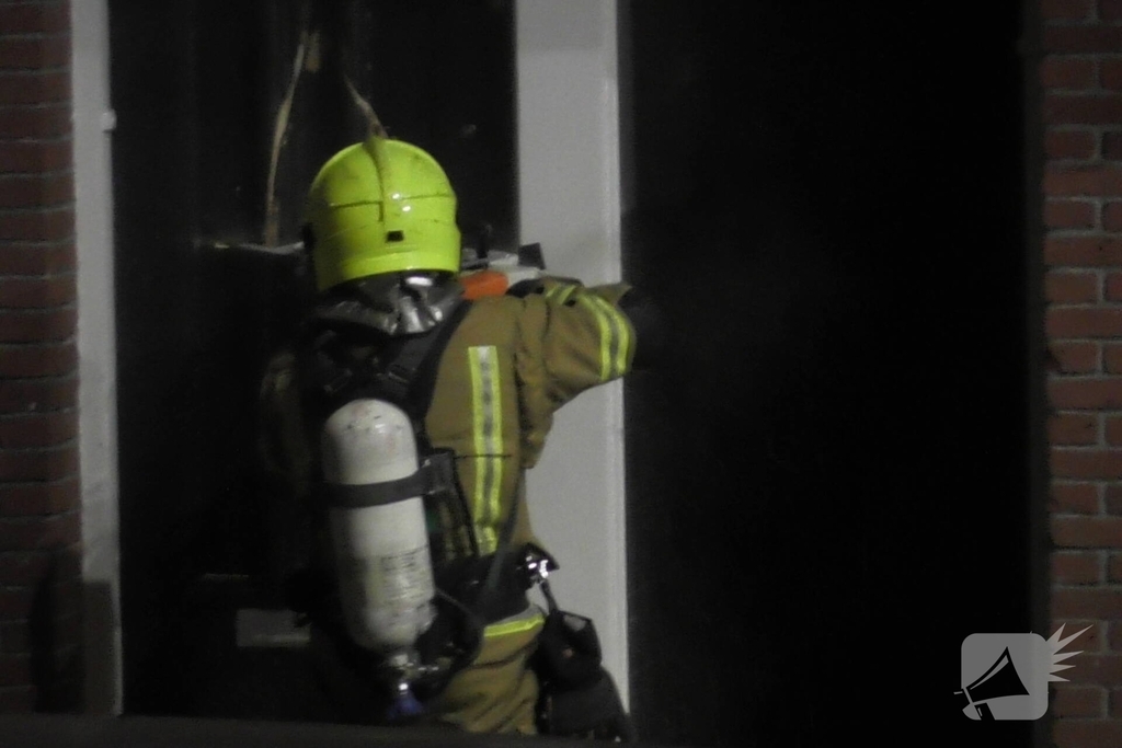 Middelbrand in woning zorgt voor grote inzet