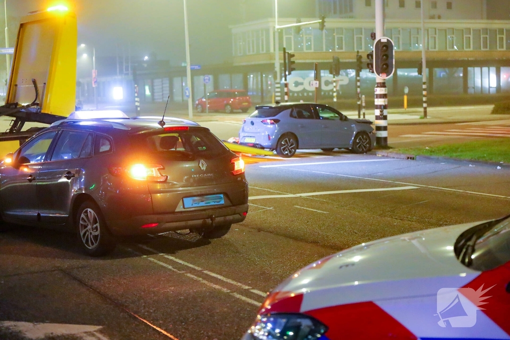 Aanrijding tussen taxi en personenauto met gewonde