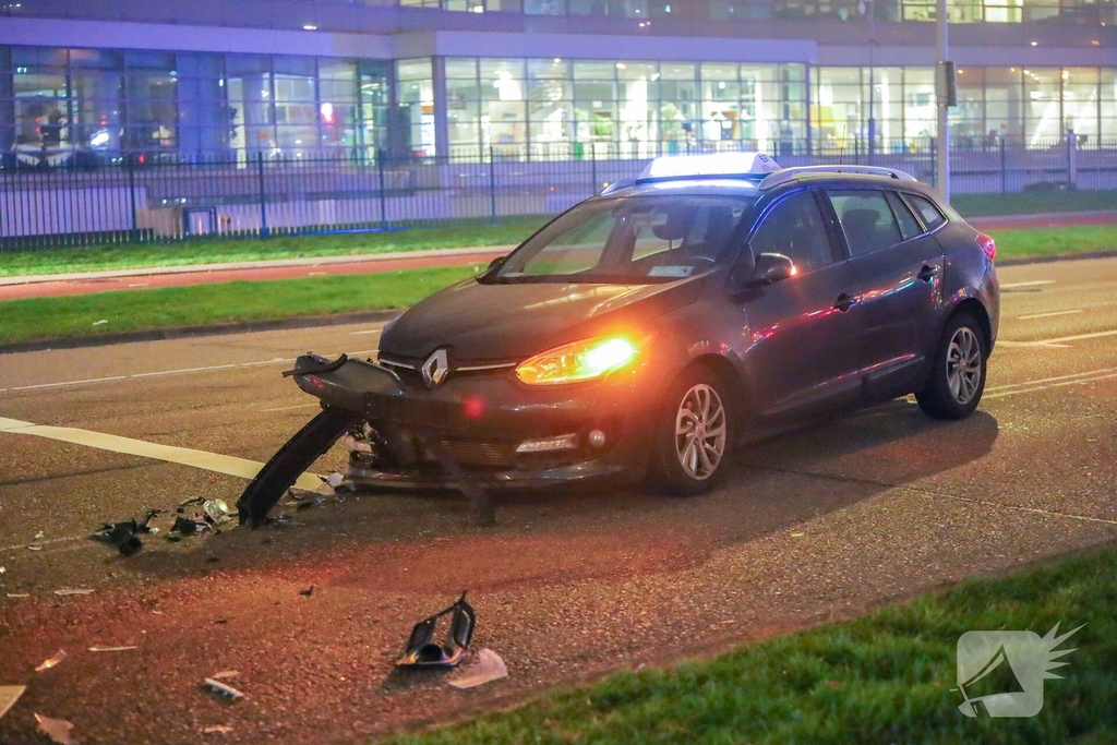 Aanrijding tussen taxi en personenauto met gewonde