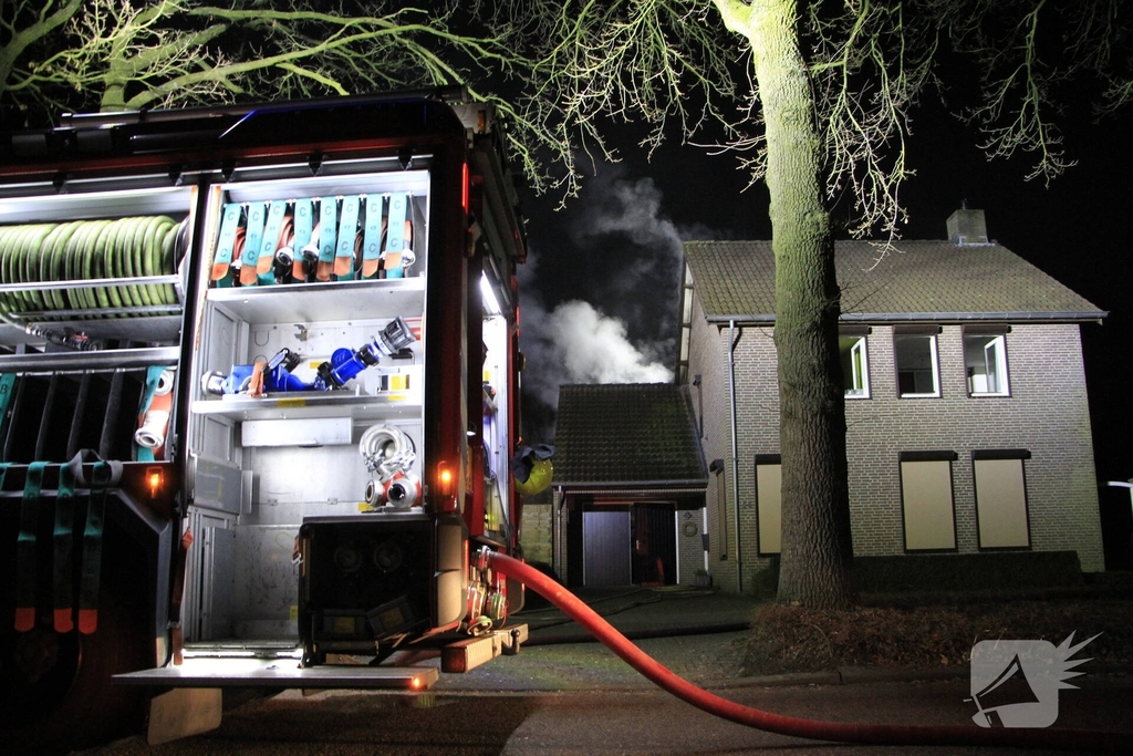 Buitenbrand verwoest garagezolder