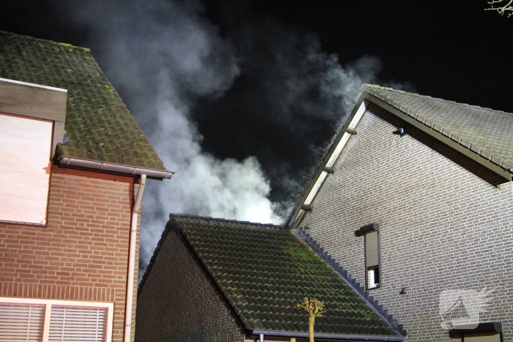 Buitenbrand verwoest garagezolder