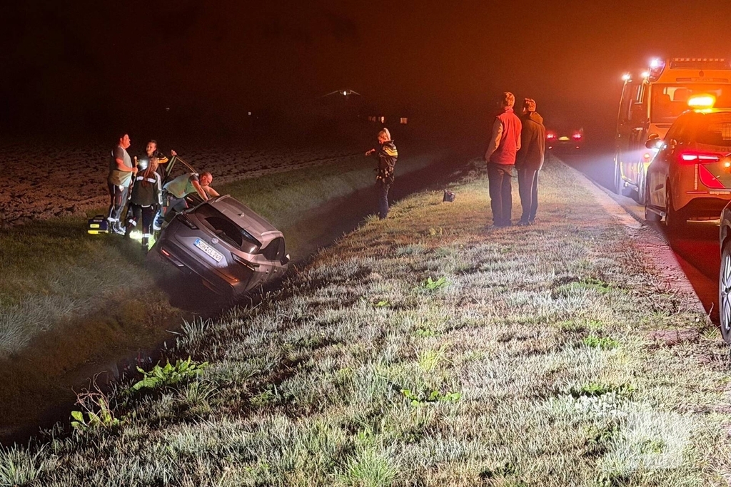 Auto belandt in sloot na ongeval
