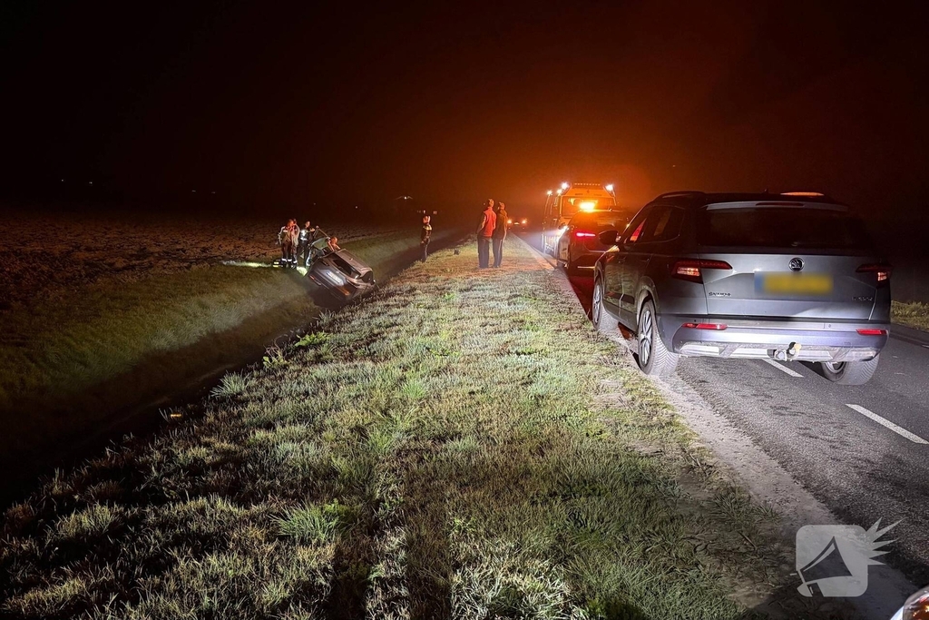 Auto belandt in sloot na ongeval