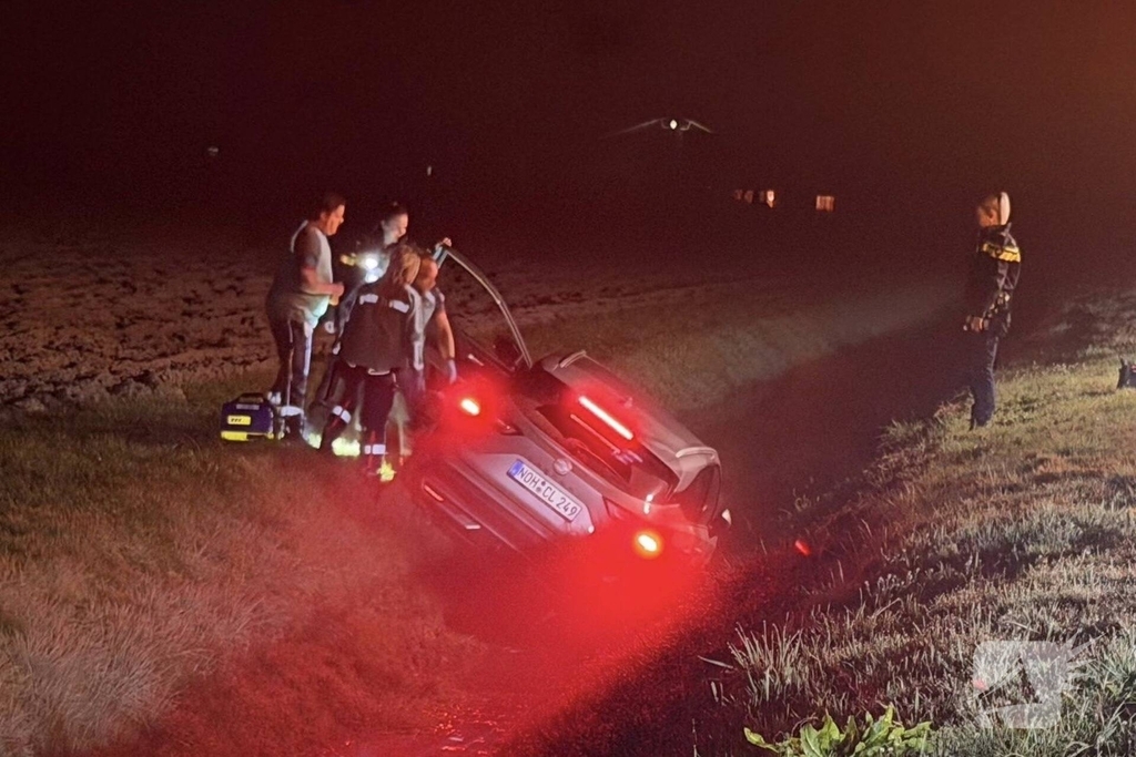Auto belandt in sloot na ongeval