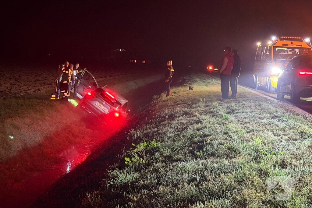 Auto belandt in sloot na ongeval