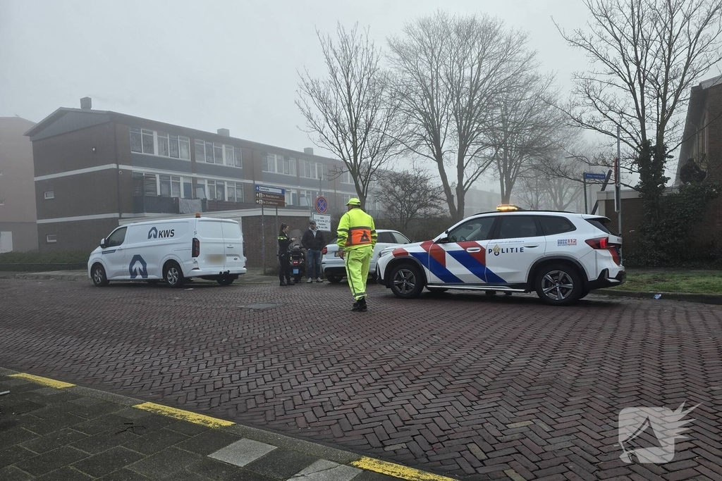 Ongeval tussen scooter en auto leidt tot gewonde
