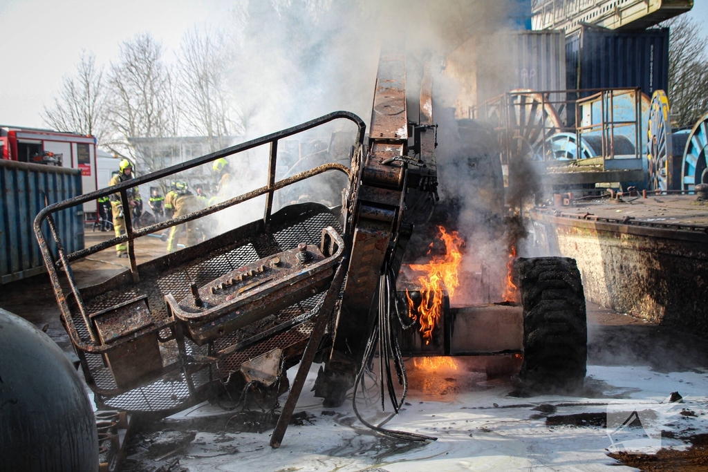 Hoogwerker in brand leidt tot grote rookontwikkeling
